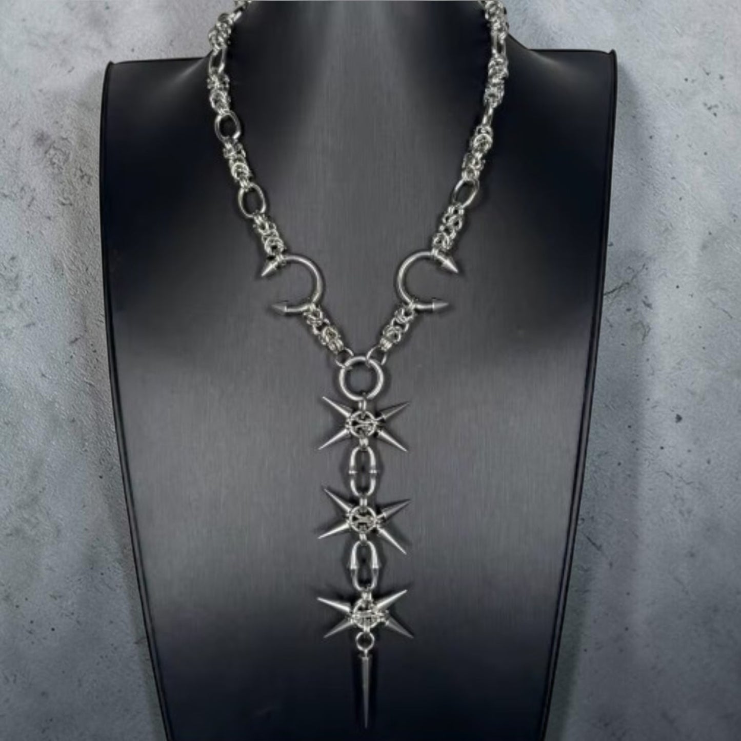 Stalen Punk ketting met lang uitlopend stuk met crosspins en halve cirkels