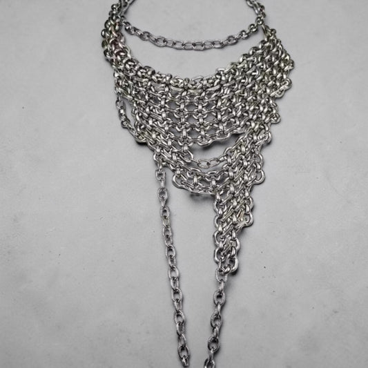 Punk ketting met assymetrische kettingen en lang uitlopend stuk