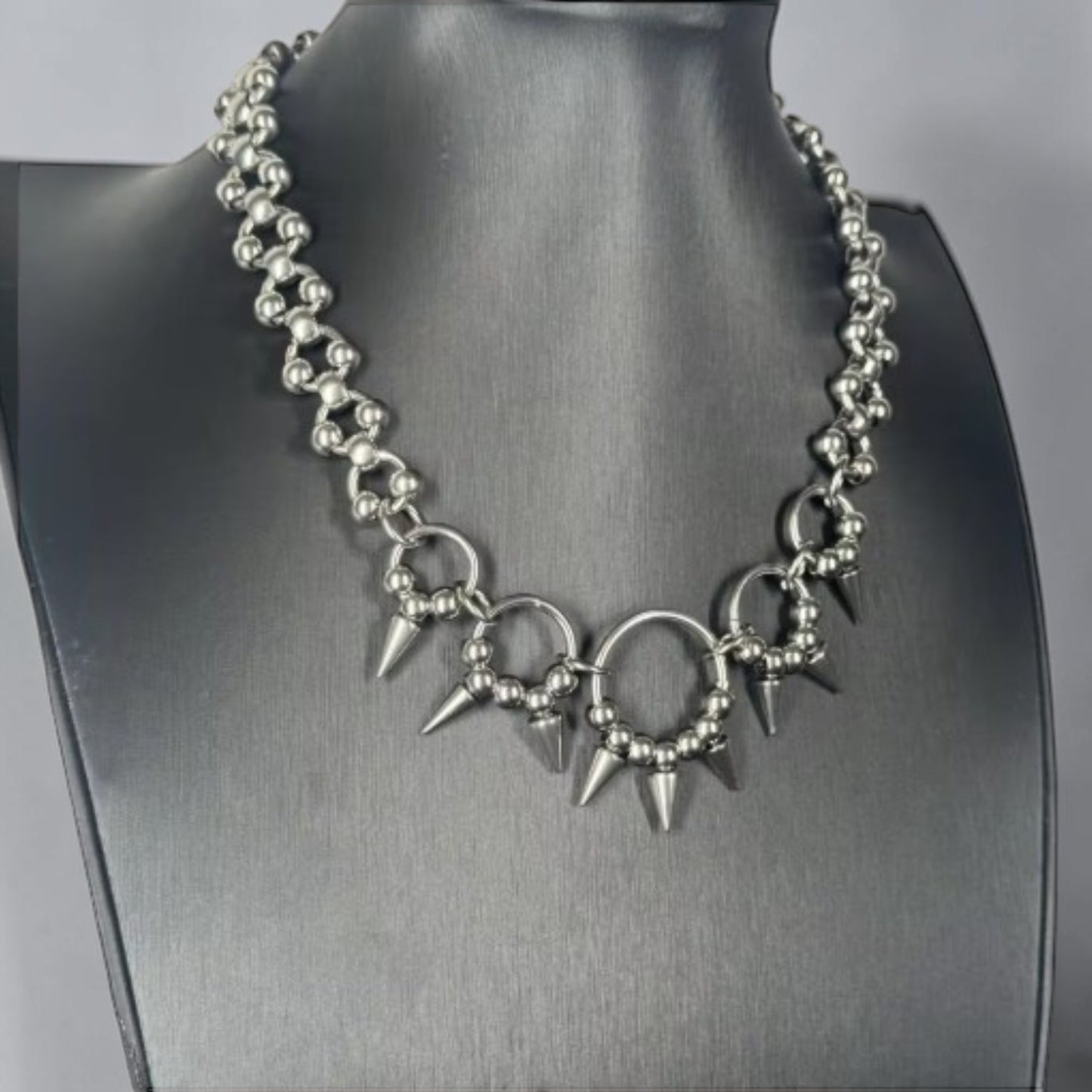 Groffere schakelketting met cirkels, bollen en pinnen