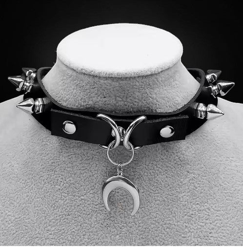 Smalle leren choker met spikes en maan