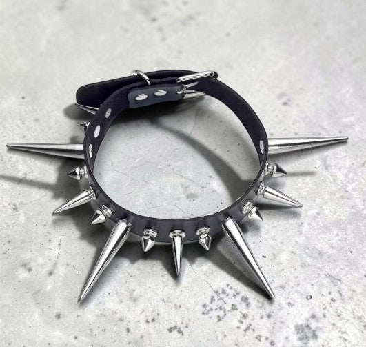 Brede lederen choker met zeer lange en kortere spikes