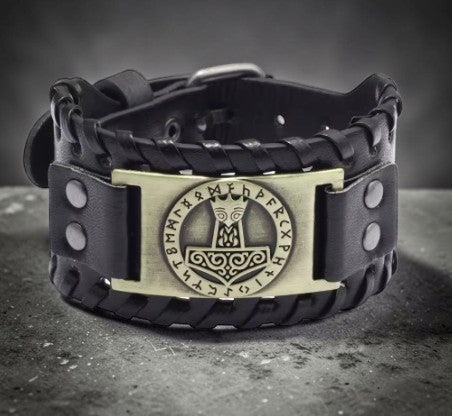 Lederen armband met geweven koordje met afbeelding van de hamer van Thor