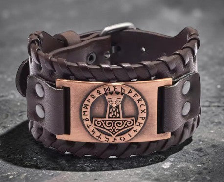 Lederen armband met geweven koordje met afbeelding van de hamer van Thor