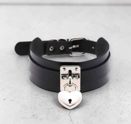 Choker met gespsluiting en hartjesslot met sleuteltje