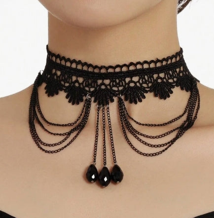 Zwarte kanten Gothic choker met drie kettinkjes met druppelparels en speelse kettingboogjes