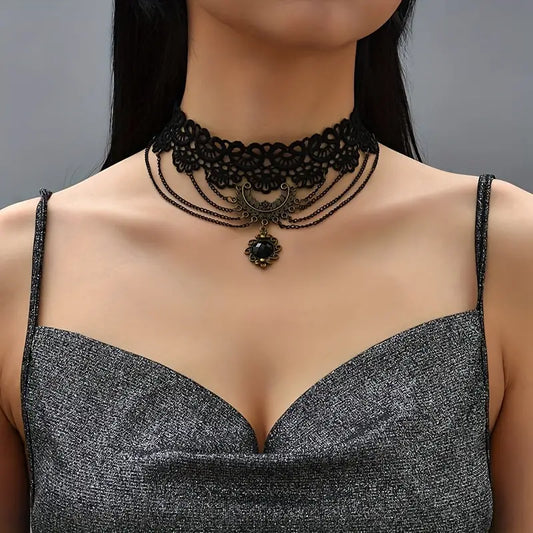 Zwarte kanten Gothic choker met blaadjesboog en amulet