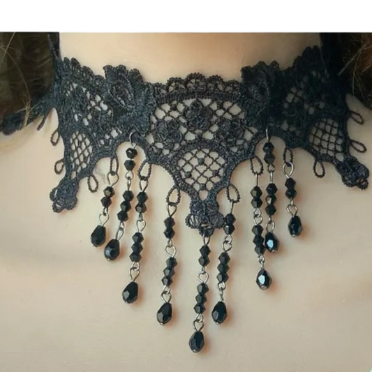 Romantische zwarte kanten choker met bloemetjes en kettingkjes