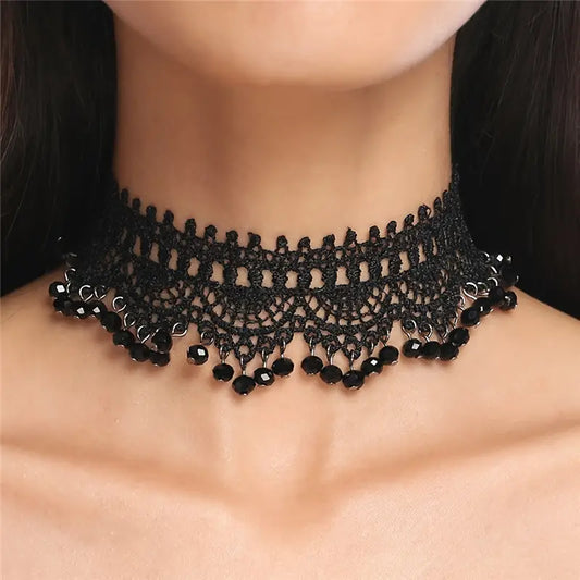 Rechte zwarte choker met boogjes en vele pareltjes