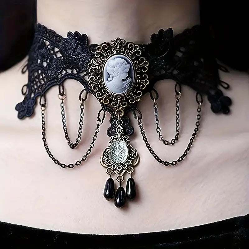 Zwarte kanten Gothic choker met amulet en hangertjes