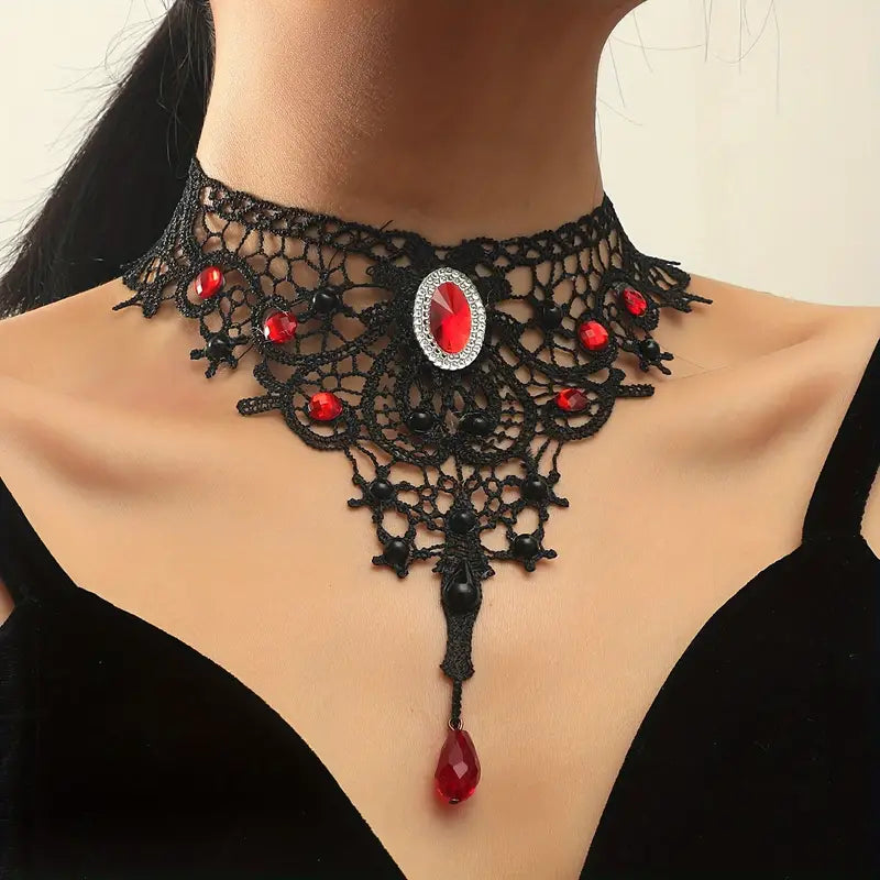 Zwarte kanten Gothic choker met rode accentpareltjes en groot rood amulet met strassteentjes