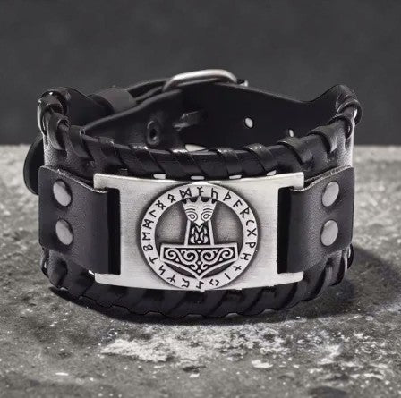 Lederen armband met geweven koordje met afbeelding van de hamer van Thor