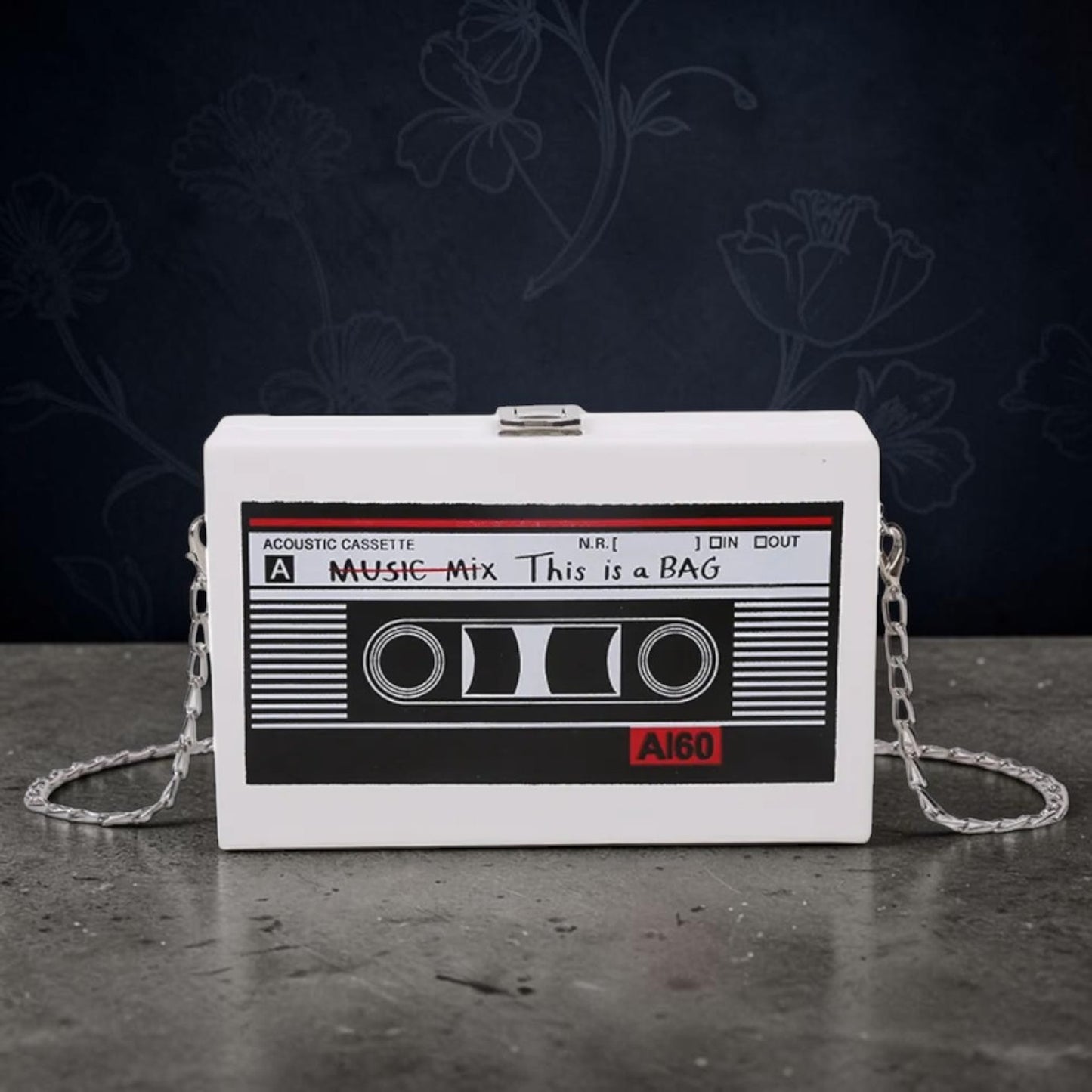Clutch handtas in de vorm van een audiocassette