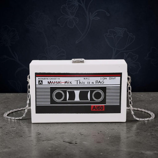 Clutch handtas in de vorm van een audiocassette