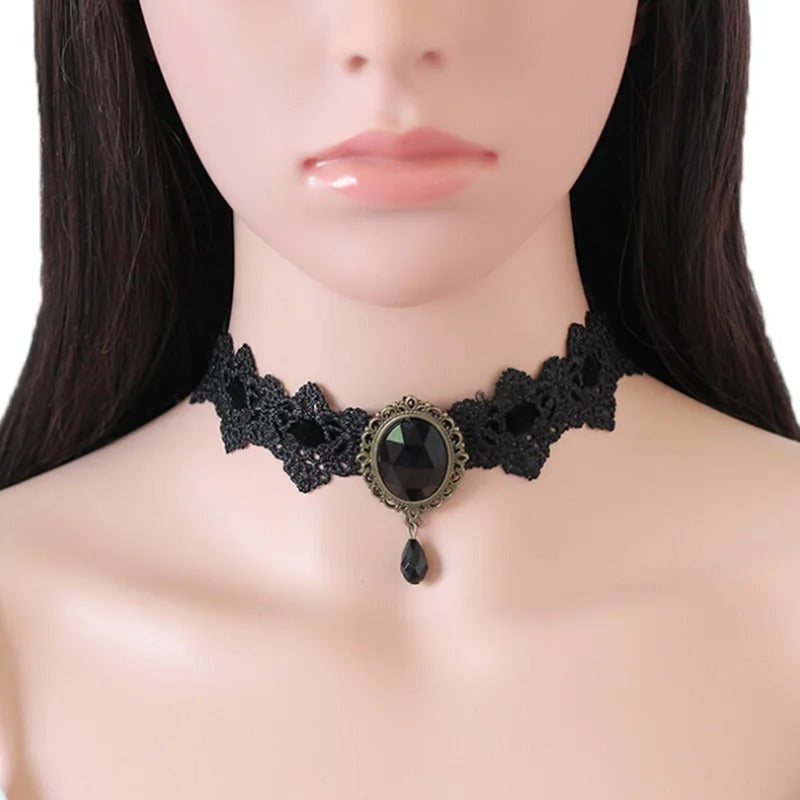 Kanten choker met grote parel en doorgeweven lint