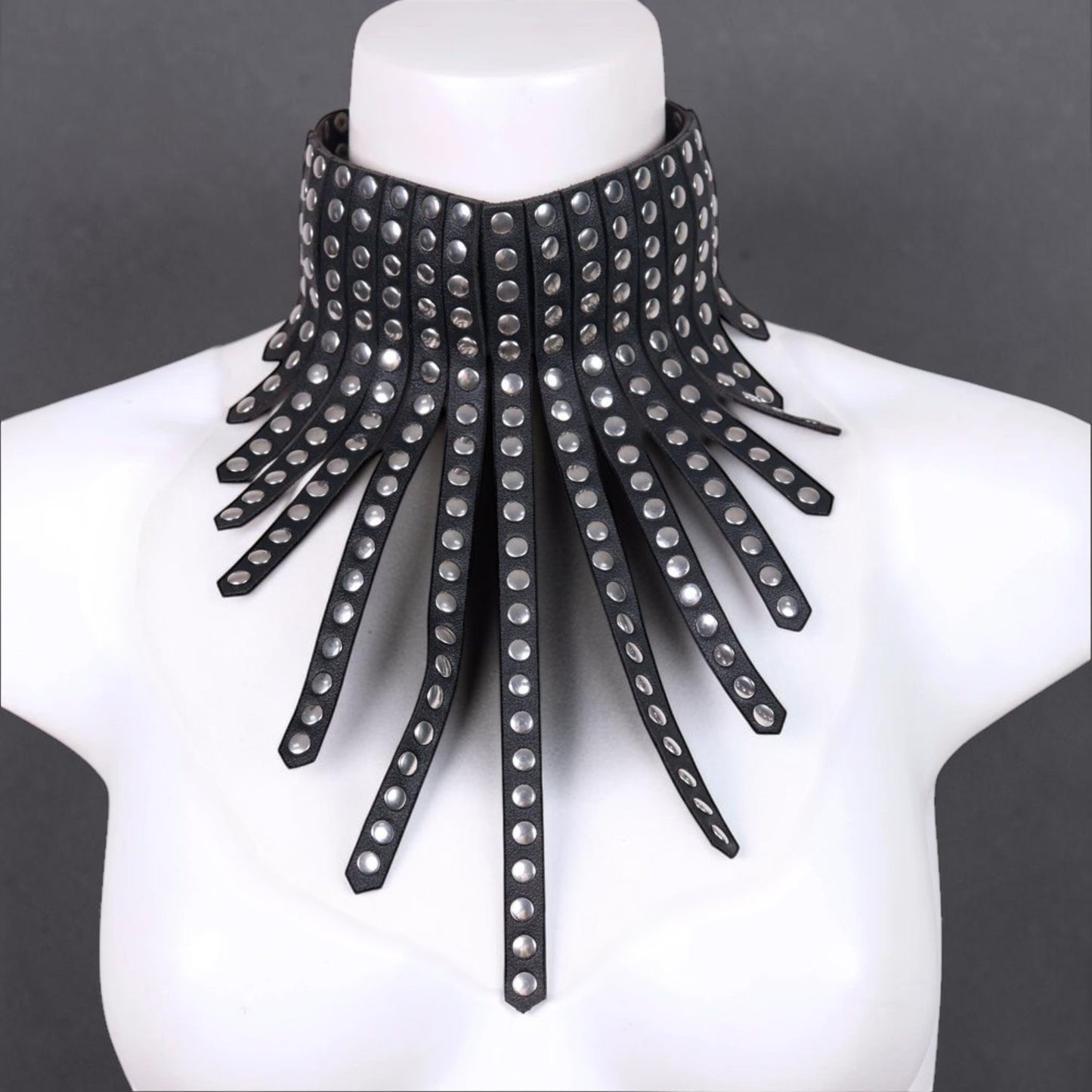Lederen choker met pins