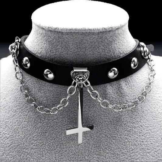 Lederen choker met klinknagels, kettingen en omgekeerd Satan kruis