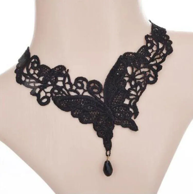 Assymetrische zwarte kanten choker met ingeweven vlinder en parel