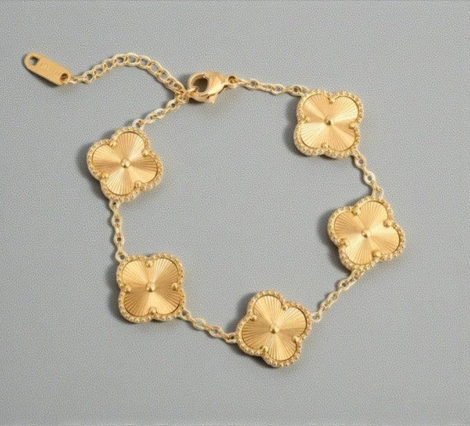 Fijne armband met 5 gouden klavertjes