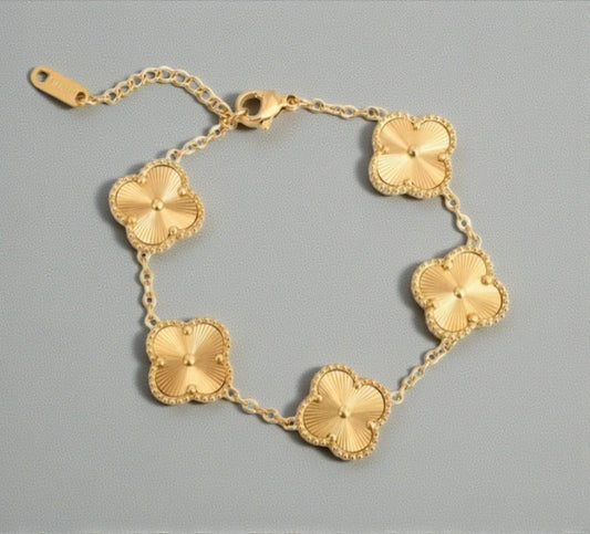 Fijne armband met 5 gouden klavertjes