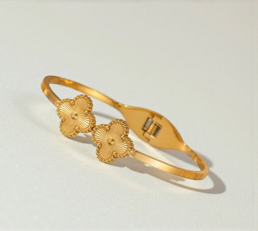 Stijve scharnierarmband met 2 gouden klavertjes