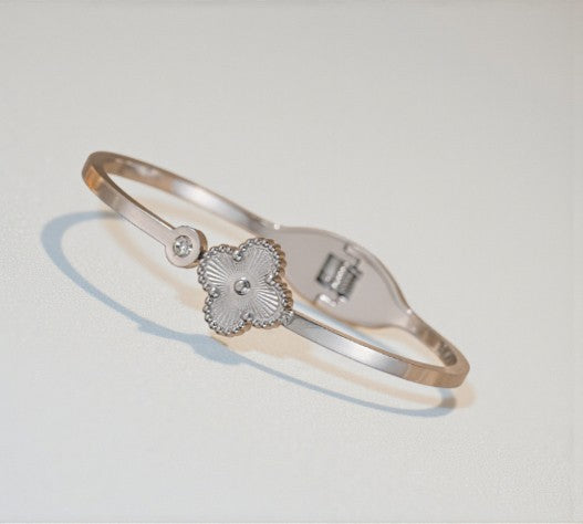 Stijve scharnierarmband met klavertje en diamantje