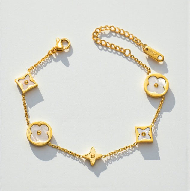 Fijne armband met klavertjes en sterretjes