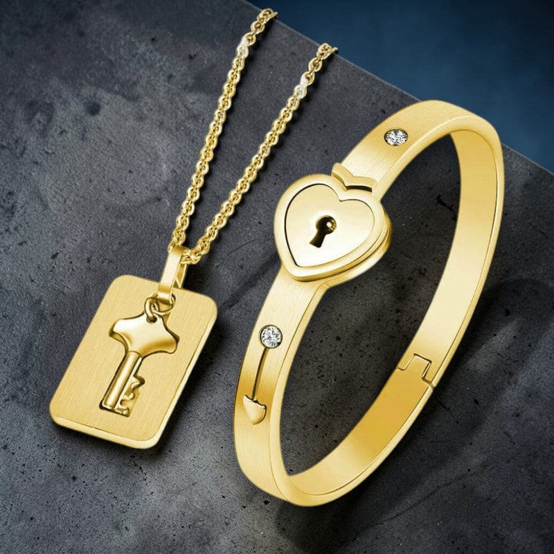 Stijve stalen armband met hartjesslot, met sleutel aan ketting