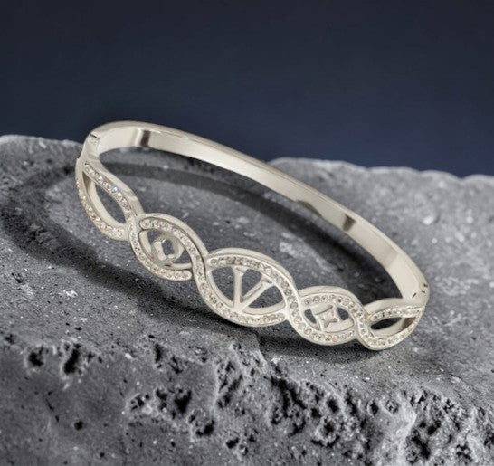 Stijve armband met letter V en klavertje en sterretje