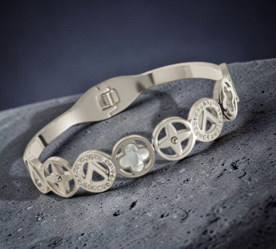 Stijve scharnierende damesarmband met klavertjes en letter