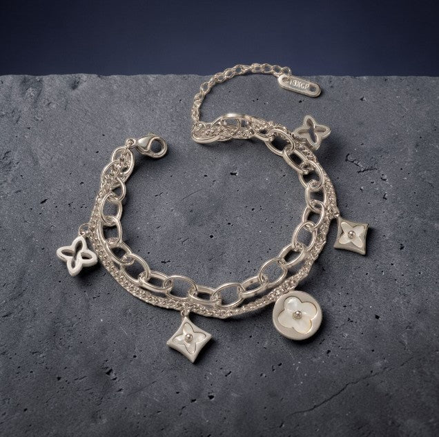 Dubbele armband met klavertjes en sterretjes