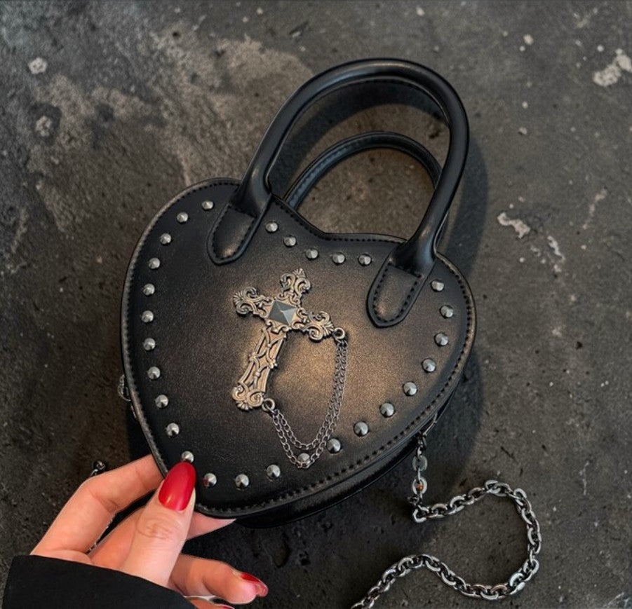 Kleine hartjesvormige handtas met handvaten en lange ketting