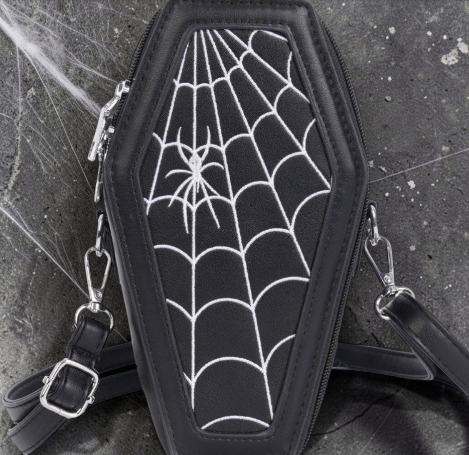 Handtas in de vorm van een doodskist met geborduurd spinneweb