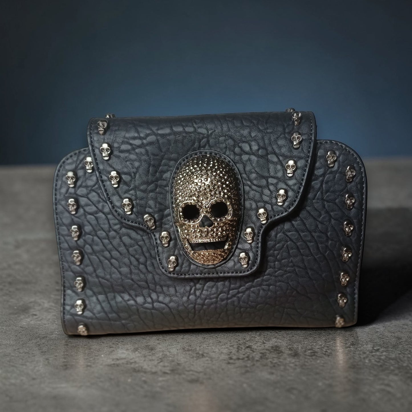 Skull handtas met flap en 2 afzonderlijk afsluitbare vakken