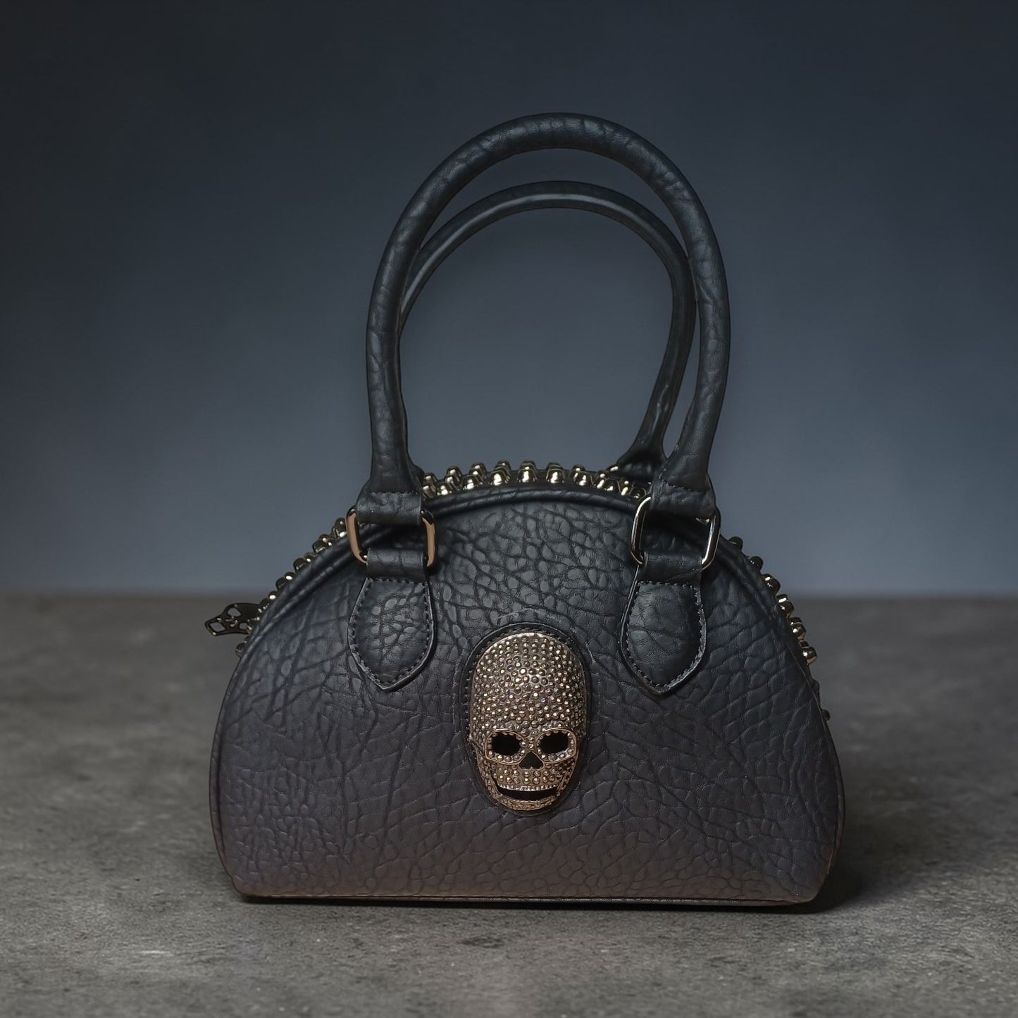 Halfronde handtas met Skull en studs