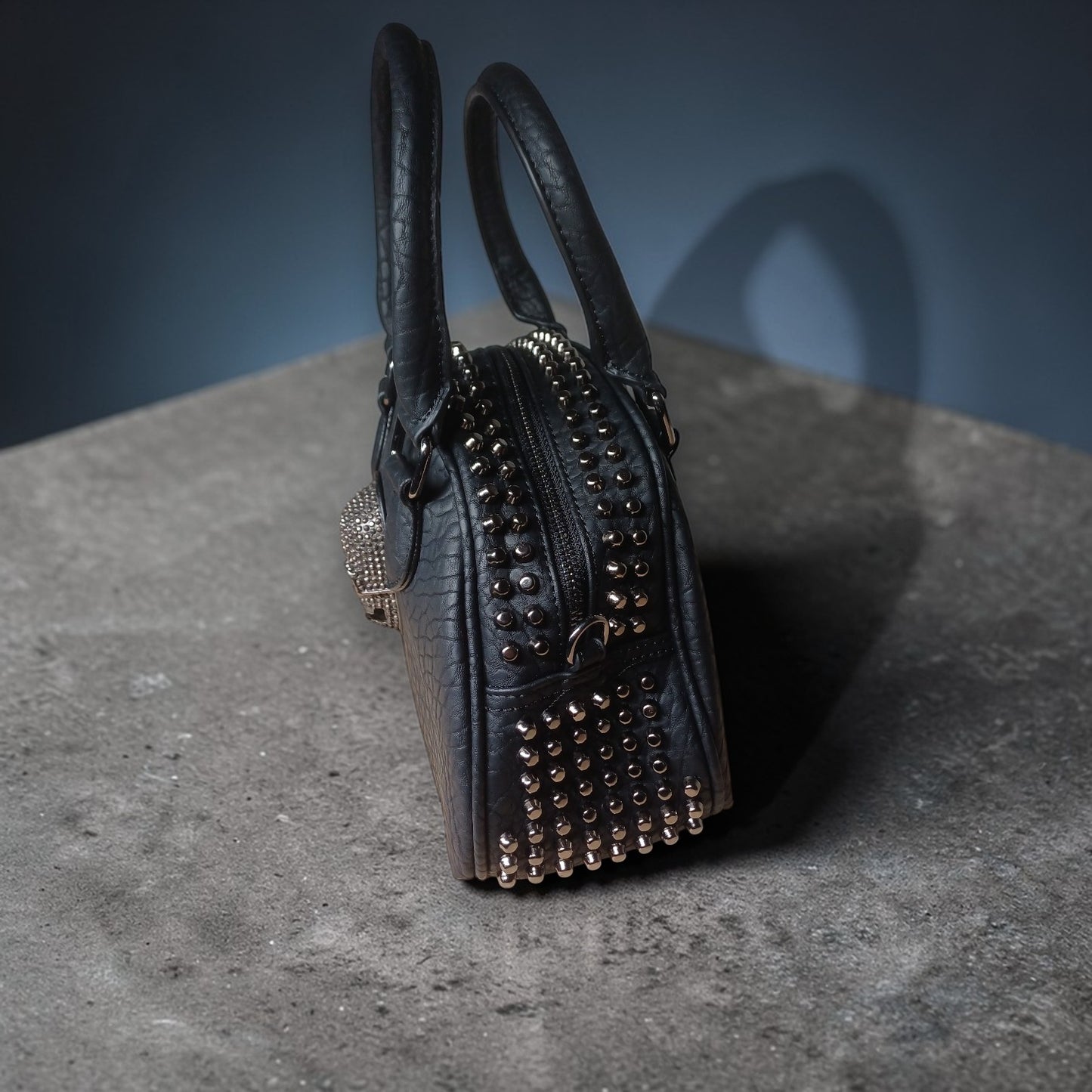 Halfronde handtas met Skull en studs