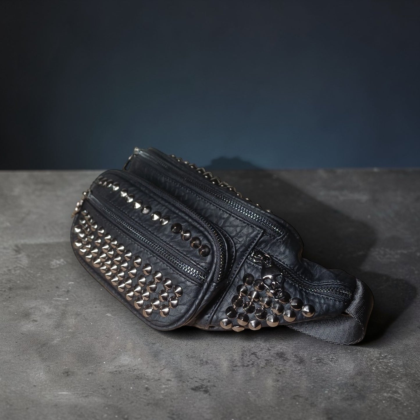 Buiktas met studs en Skulls aan de ritsen