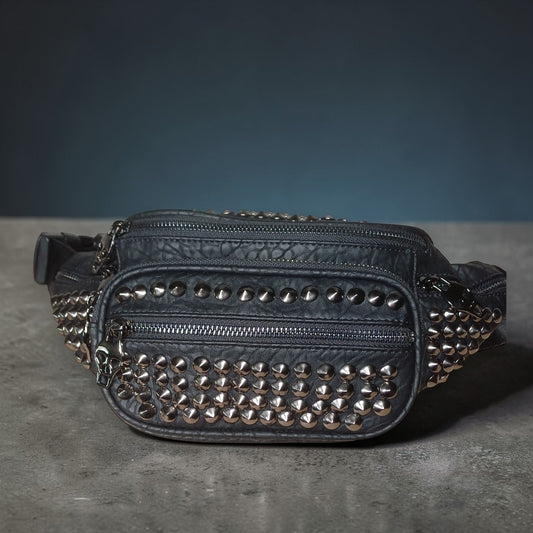 Buiktas met studs en Skulls aan de ritsen