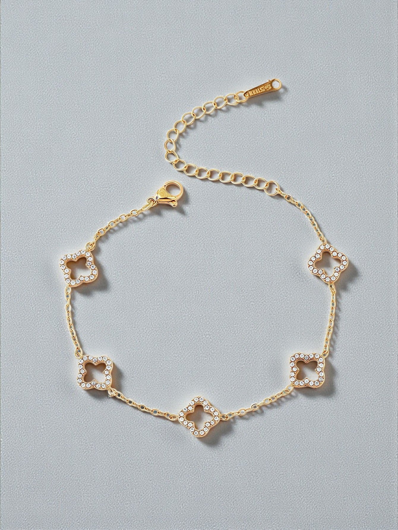 Fijne armband met klavertjes