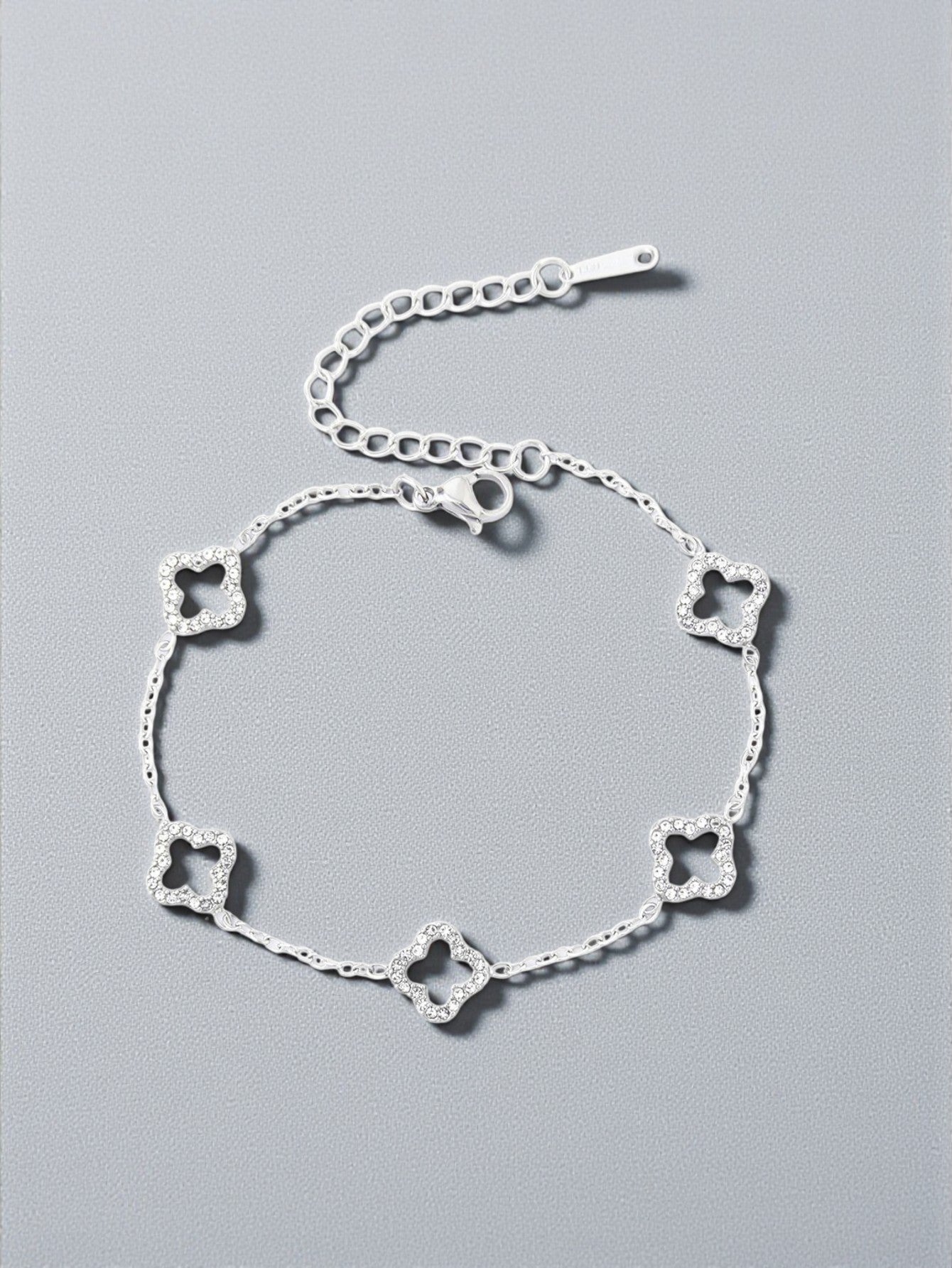 Fijne armband met klavertjes