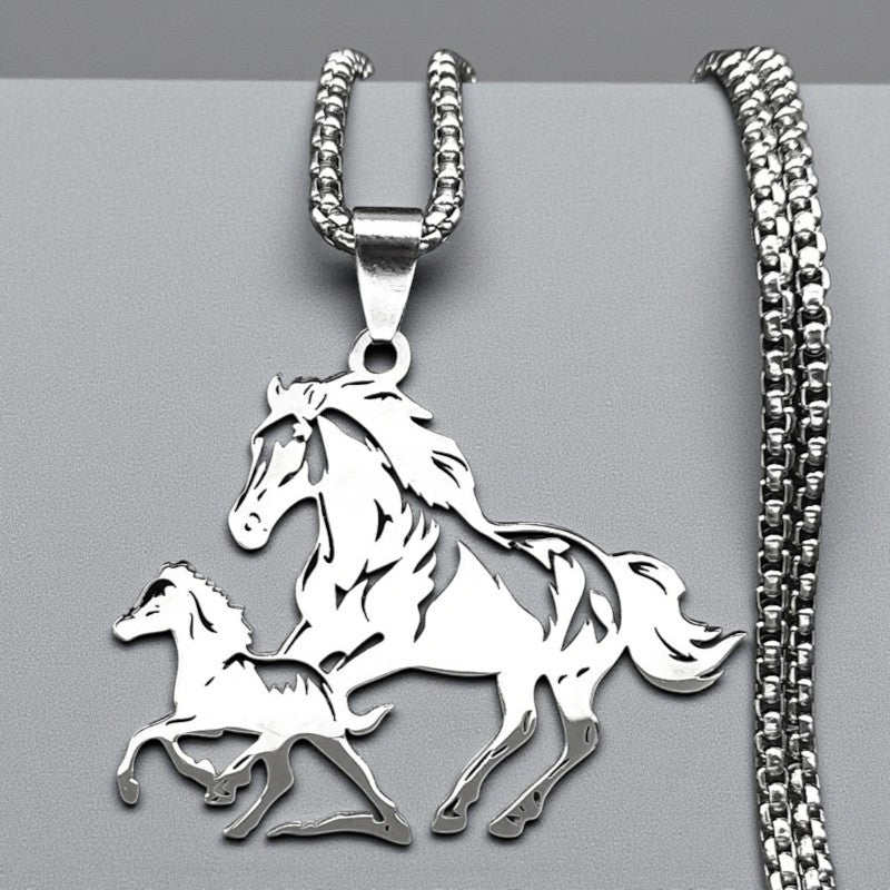 Halsketting met merrie en veulen