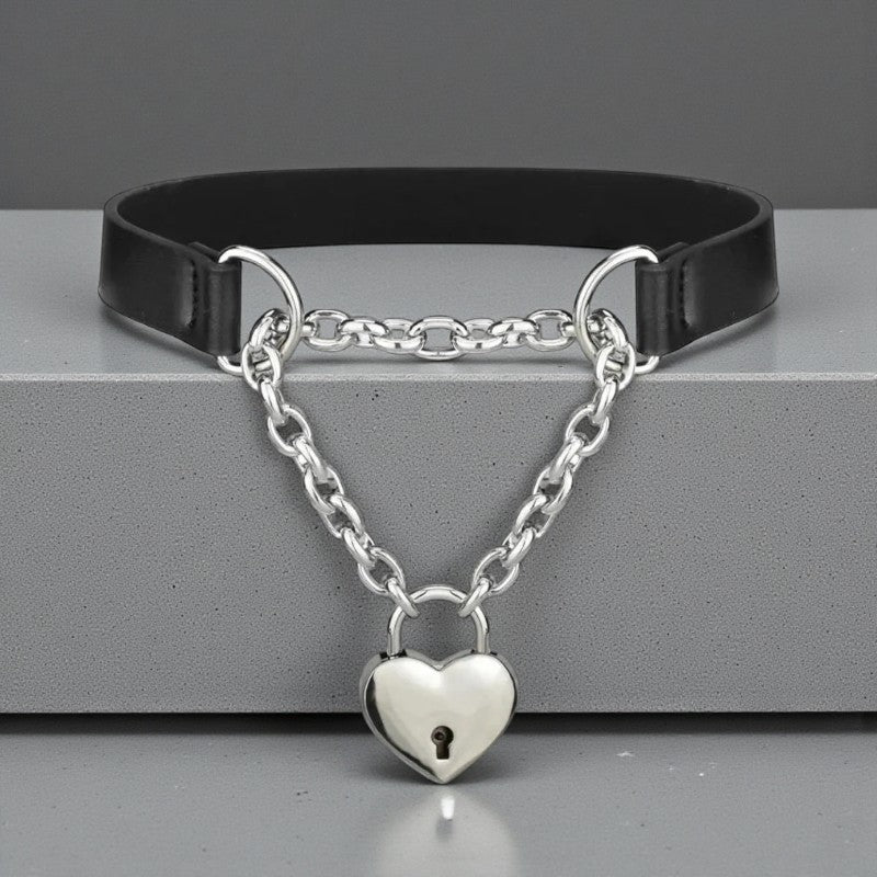 Zwarte lederen choker met ketting en hartjesslot