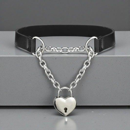 Zwarte lederen choker met ketting en hartjesslot