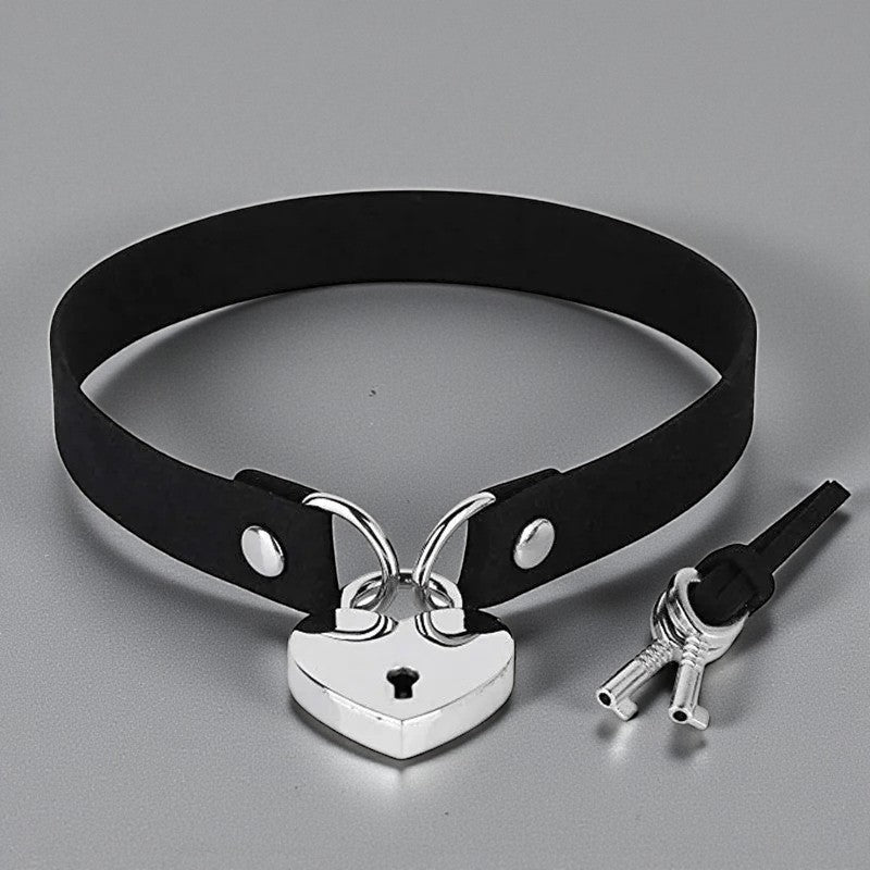 Zwarte lederen choker met hartjesslot