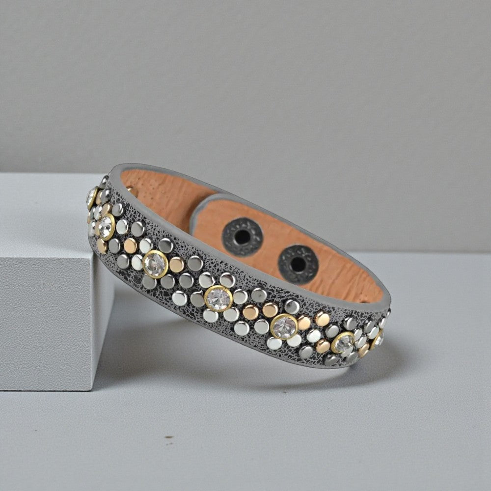 Lederen vrouwenarmband met strassteentjes en klinknagels