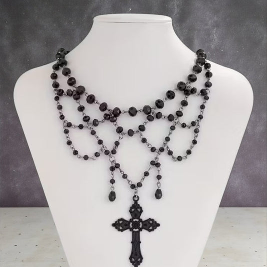 Zwarte Gothic parelchoker met kruisje