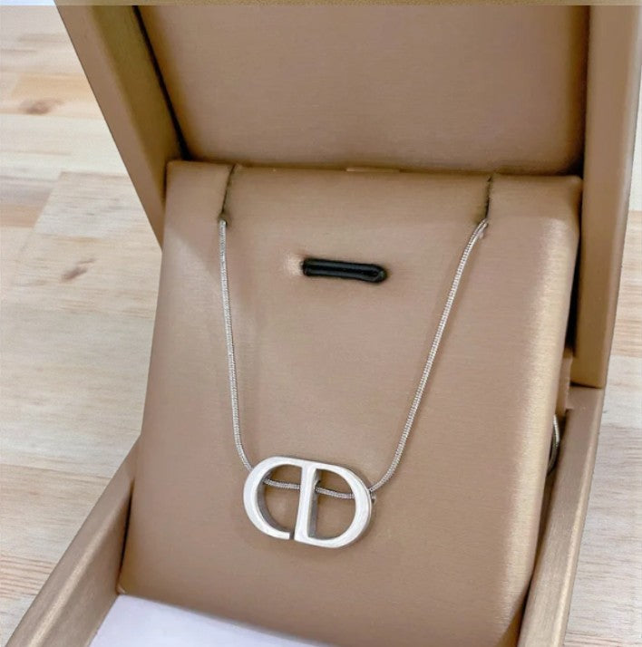 Fijne halsketting met geometrische hanger