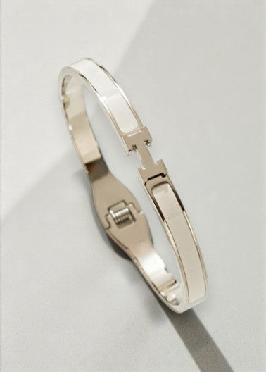 Stijve damesarmband met letter in verschillende kleuren