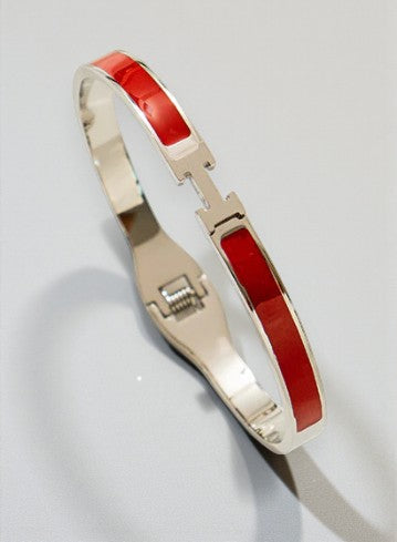 Stijve damesarmband met letter in verschillende kleuren