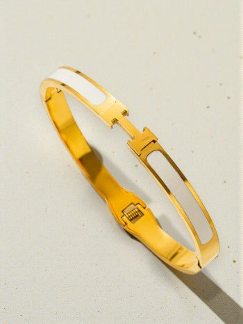 Stijve damesarmband met letter in verschillende kleuren