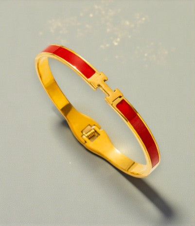 Stijve damesarmband met letter in verschillende kleuren